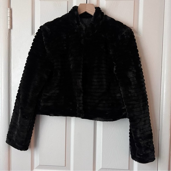 BB Dakota Jackets & Blazers - BB Dakota Faux Fur Cropped Coat size small